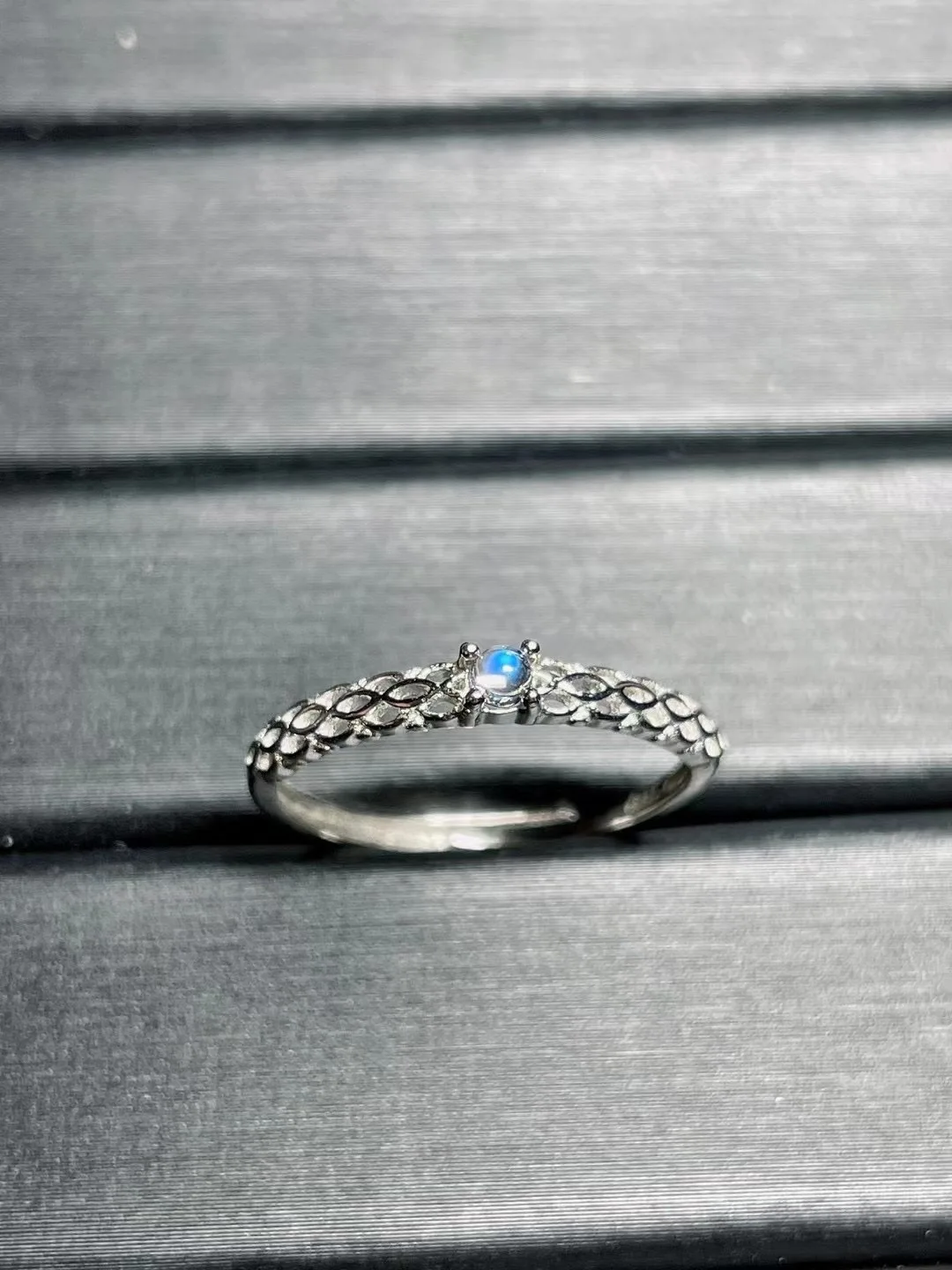 New S925 Sterling Silver Natural Indian Moonlight Stone Snake Skin Beautiful Opening Design Ring Without Optimized Main Stone
New S925 Sterling Silver Natural Indian Moonlight Stone Snake Skin Beautiful Opening Design Ring Without Optimized Main Stone