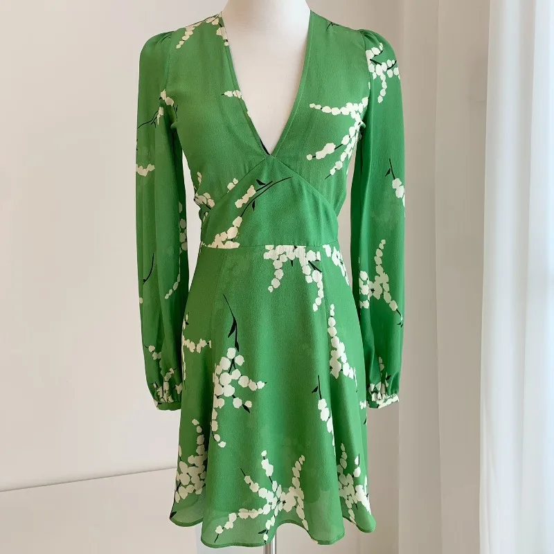2023 Summer Latest Green Print Flora Long Sleeve V-neck Mini Dress for Women Fashion
2023 Summer Latest Green Print Flora Long Sleeve V-neck Mini Dress for Women Fashion