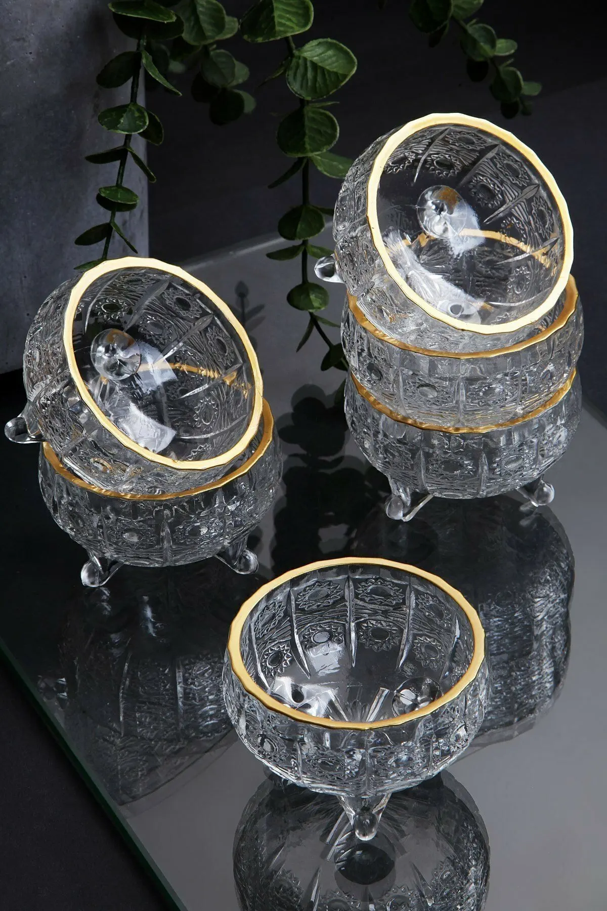 6 PCs Crystal Gilded Glass 3 Flip Luxury Lokumluk Confectionary Gold Edge Shaped Glass Snack Bowl
6 PCs Crystal Gilded Glass 3 Flip Luxury Lokumluk Confectionary Gold Edge Shaped Glass Snack Bowl
