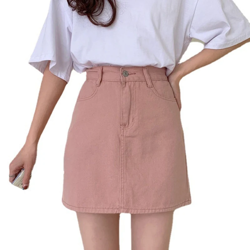 Женская джинсовая мини-юбка с завышенной талией и пуговицами
Женская джинсовая мини-юбка с завышенной талией и пуговицами