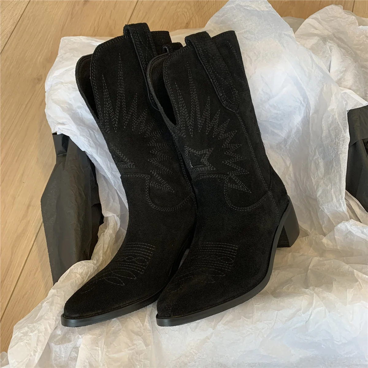 2022 New Western Cowboy Boots for Women Pointed Toe Women's Shoes Embossing Suede Shoes Mid-Calf Chunkys Heel Women's Boots
2022 New Western Cowboy Boots for Women Pointed Toe Women's Shoes Embossing Suede Shoes Mid-Calf Chunkys Heel Women's Boots
