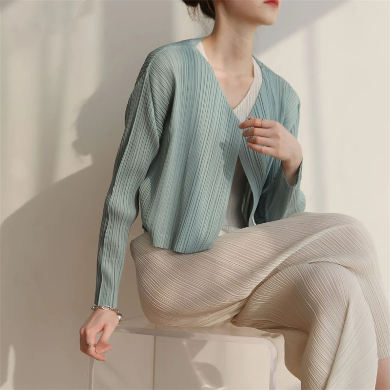 Miyake Pleated Short Jackets Woman Cardigan Full Sleeve Loose Coats V-Collar Causal 2022 New Autumn Designer Fashion
Miyake Pleated Short Jackets Woman Cardigan Full Sleeve Loose Coats V-Collar Causal 2022 New Autumn Designer Fashion