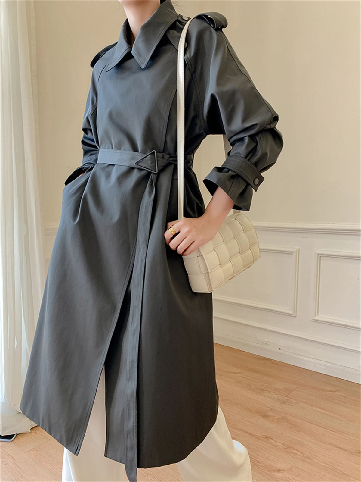 2022 High-End Big Brand Atmospheric Windbreaker British Style Coat Women's Spring And Autumn New Mid Long Style Knee Fashion
2022 High-End Big Brand Atmospheric Windbreaker British Style Coat Women's Spring And Autumn New Mid Long Style Knee Fashion