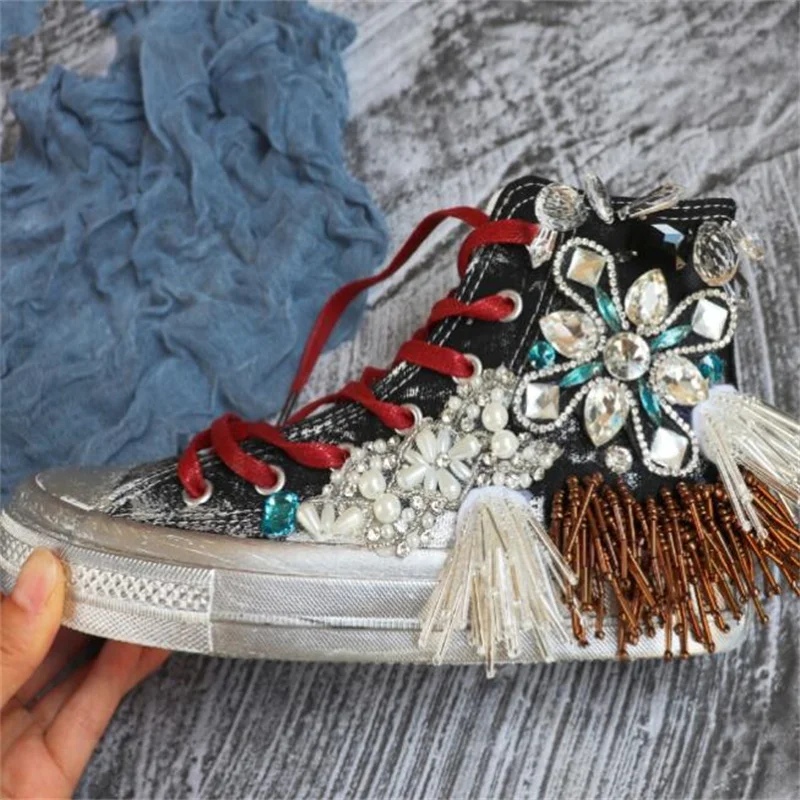 Холщовые туфли на толстой подошве, с бусинами
Холщовые туфли на толстой подошве, с бусинами