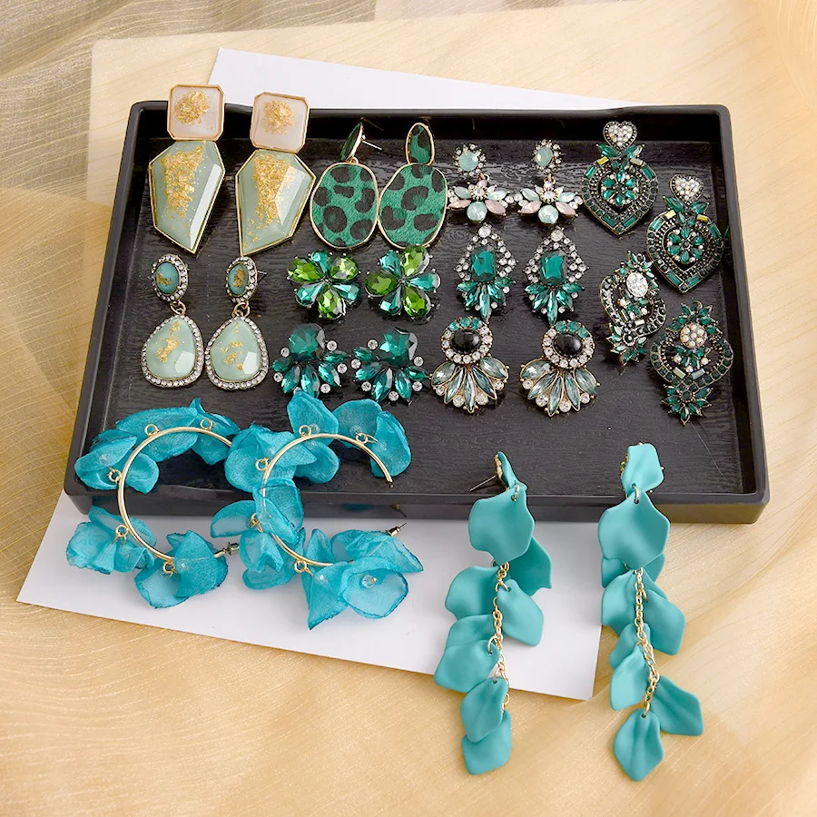 Korean women's long earrings fashion retro green beautiful exaggerated fairy petals geometric tassel earrings ladies jewelry
Korean women's long earrings fashion retro green beautiful exaggerated fairy petals geometric tassel earrings ladies jewelry