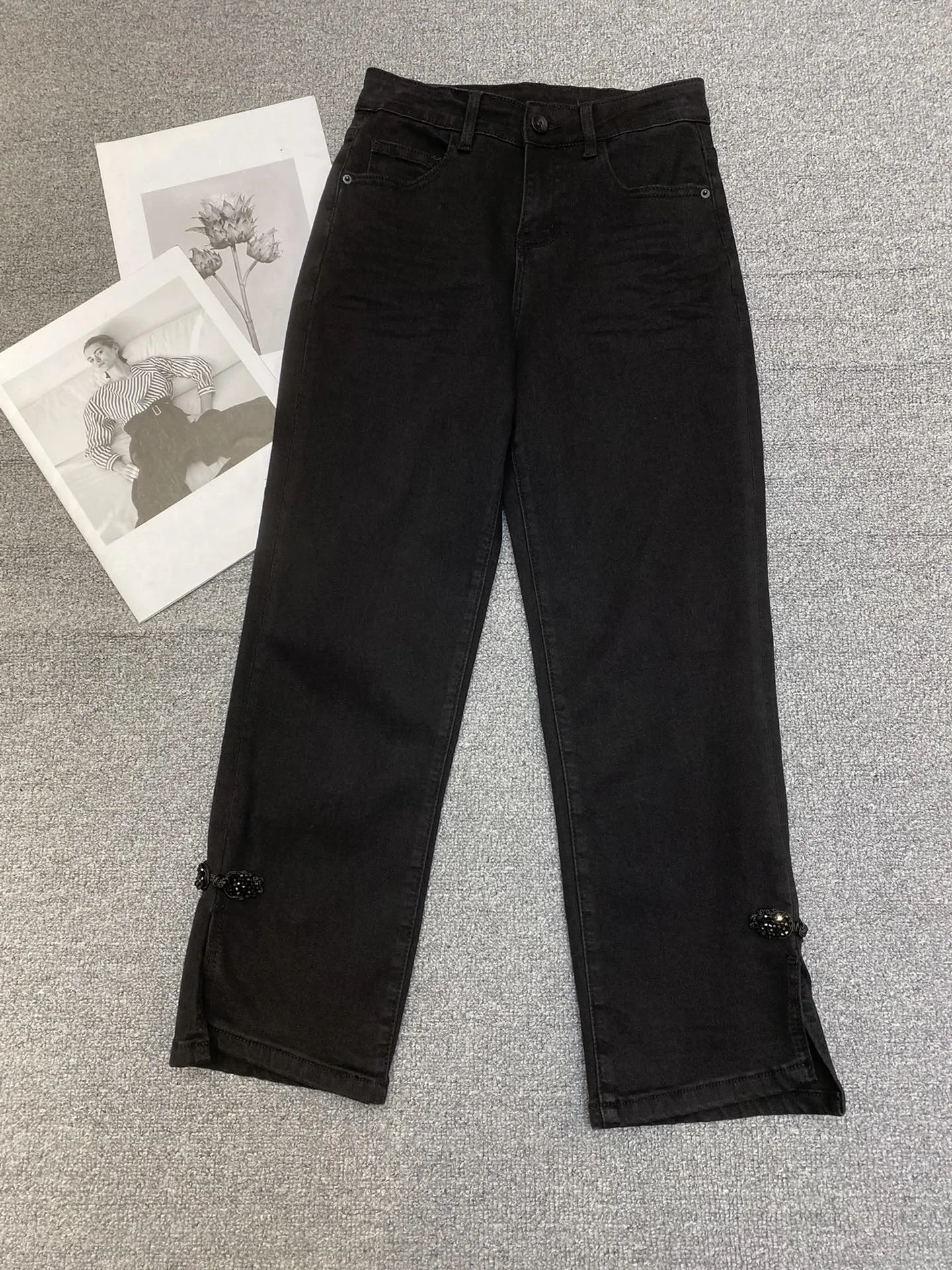 2022 spring and summer new women's cigarette coil buckle slit jeans
2022 spring and summer new women's cigarette coil buckle slit jeans