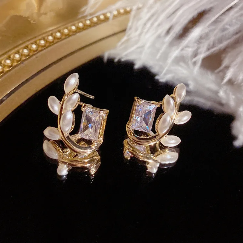 2022 New Rectangular Zircon Pearl Leaf Gold Colour Earrings Women's Personality Fashion Earrings Wedding Jewelry Birthday Gifts
2022 New Rectangular Zircon Pearl Leaf Gold Colour Earrings Women's Personality Fashion Earrings Wedding Jewelry Birthday Gifts