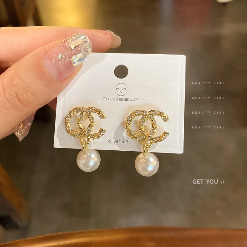 Silver Needle, Pearl And Diamond, Oc Letter Earrings, Hong Kong Style Temperament, Personality, Vintage Niche, Versati
Silver Needle, Pearl And Diamond, Oc Letter Earrings, Hong Kong Style Temperament, Personality, Vintage Niche, Versati