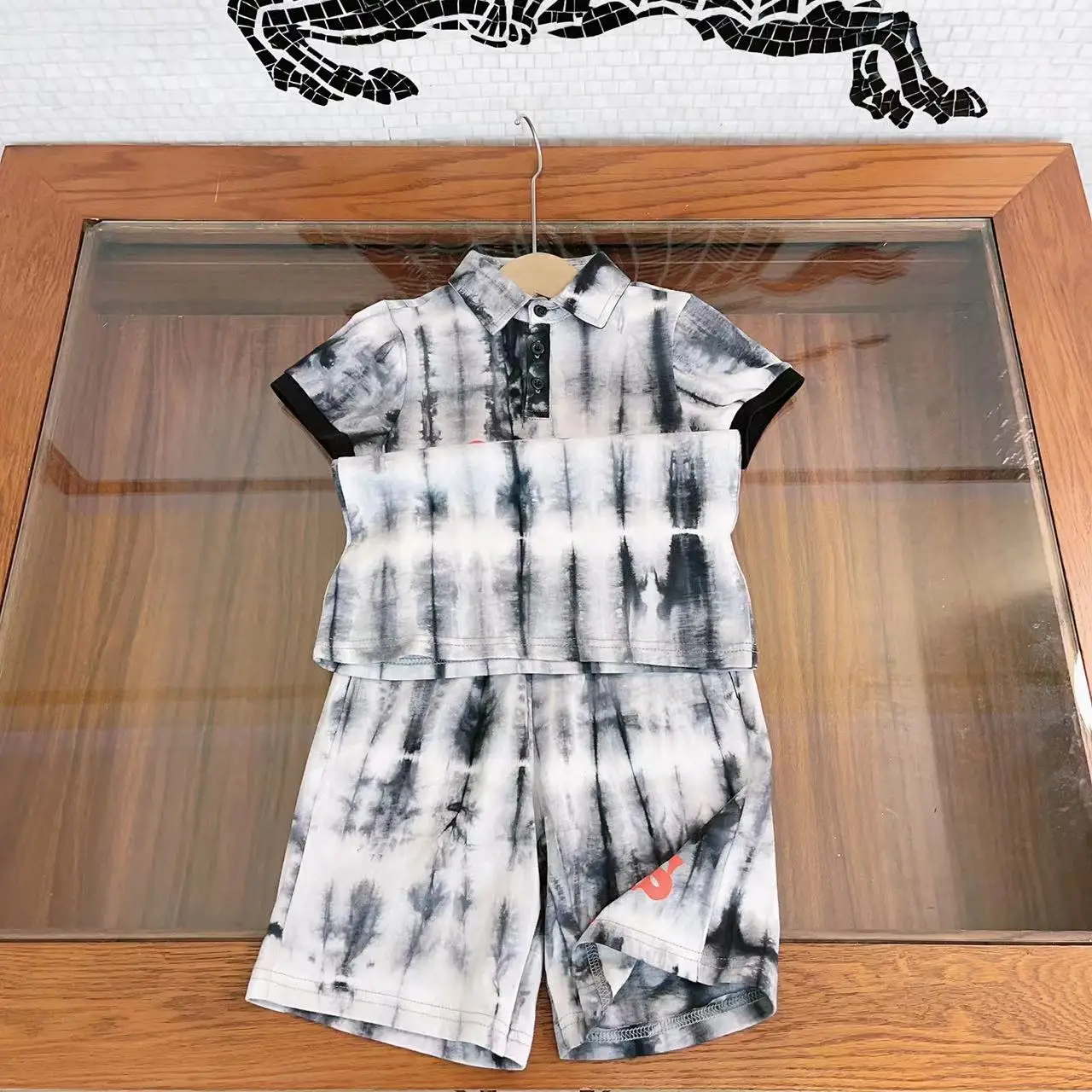Boys' handsome clothes, ink painting shirt suit, new boys' casual holiday two-piece, children's summer fashion
Boys' handsome clothes, ink painting shirt suit, new boys' casual holiday two-piece, children's summer fashion