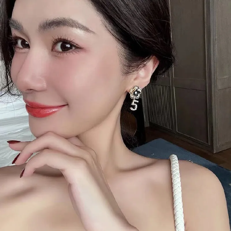 S925 Silver Needle South Korea Premium Pearl Zircon Hollow out Bow Earrings Personality Fashion Exaggerate Atmosphere Earrings
S925 Silver Needle South Korea Premium Pearl Zircon Hollow out Bow Earrings Personality Fashion Exaggerate Atmosphere Earrings
