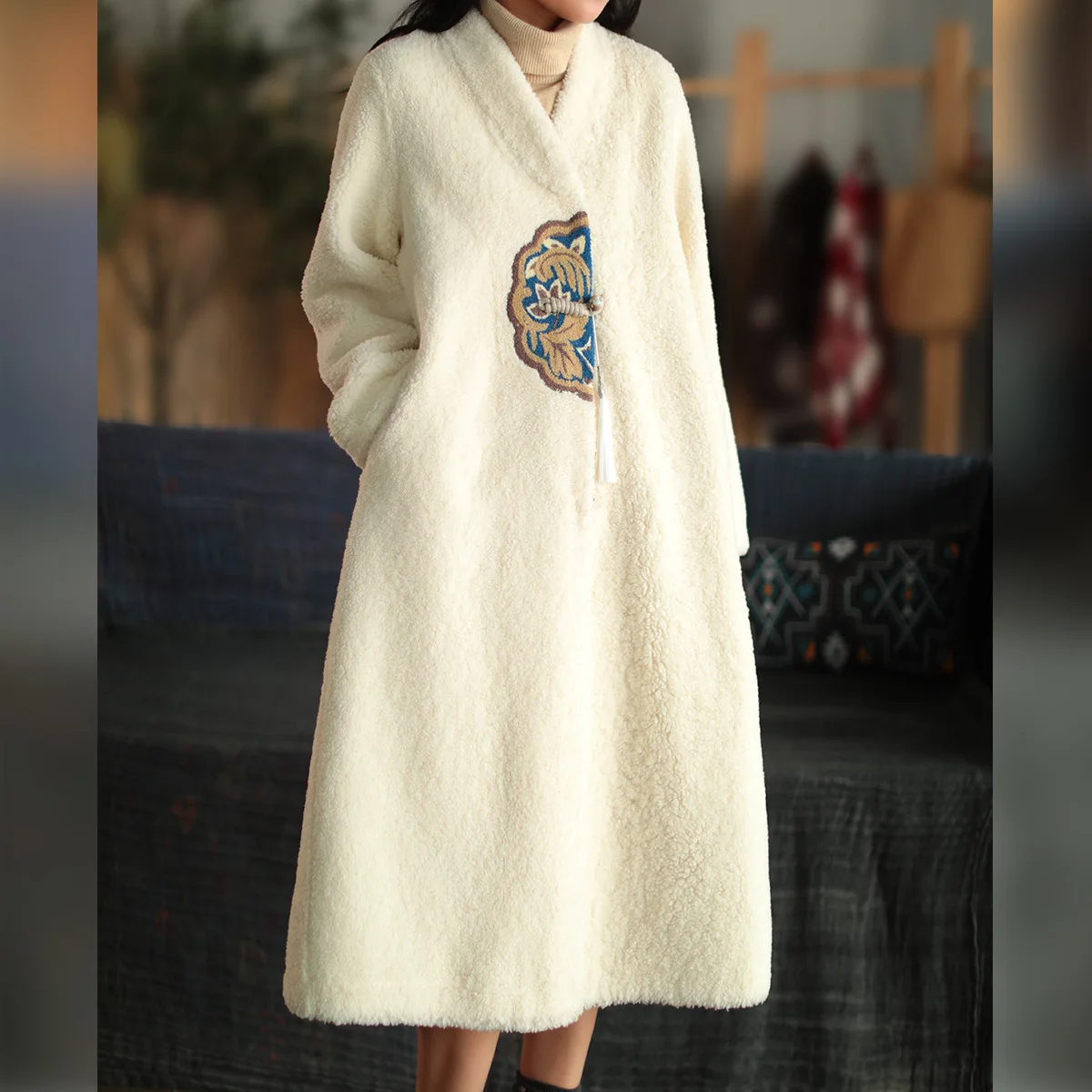 SuperAen 2022 Winter New Lamb Fur Buckle Tassel Coat Suede Lining Retro Warm Long Coat Women
SuperAen 2022 Winter New Lamb Fur Buckle Tassel Coat Suede Lining Retro Warm Long Coat Women