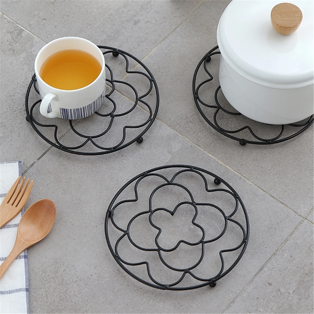 17cm Kitchen Round Hollow Cast Iron Pan Pot holder Rack Coasters Heat Insulation Pad Coffee Placemat Cup Cookware Mats for Table
17cm Kitchen Round Hollow Cast Iron Pan Pot holder Rack Coasters Heat Insulation Pad Coffee Placemat Cup Cookware Mats for Table