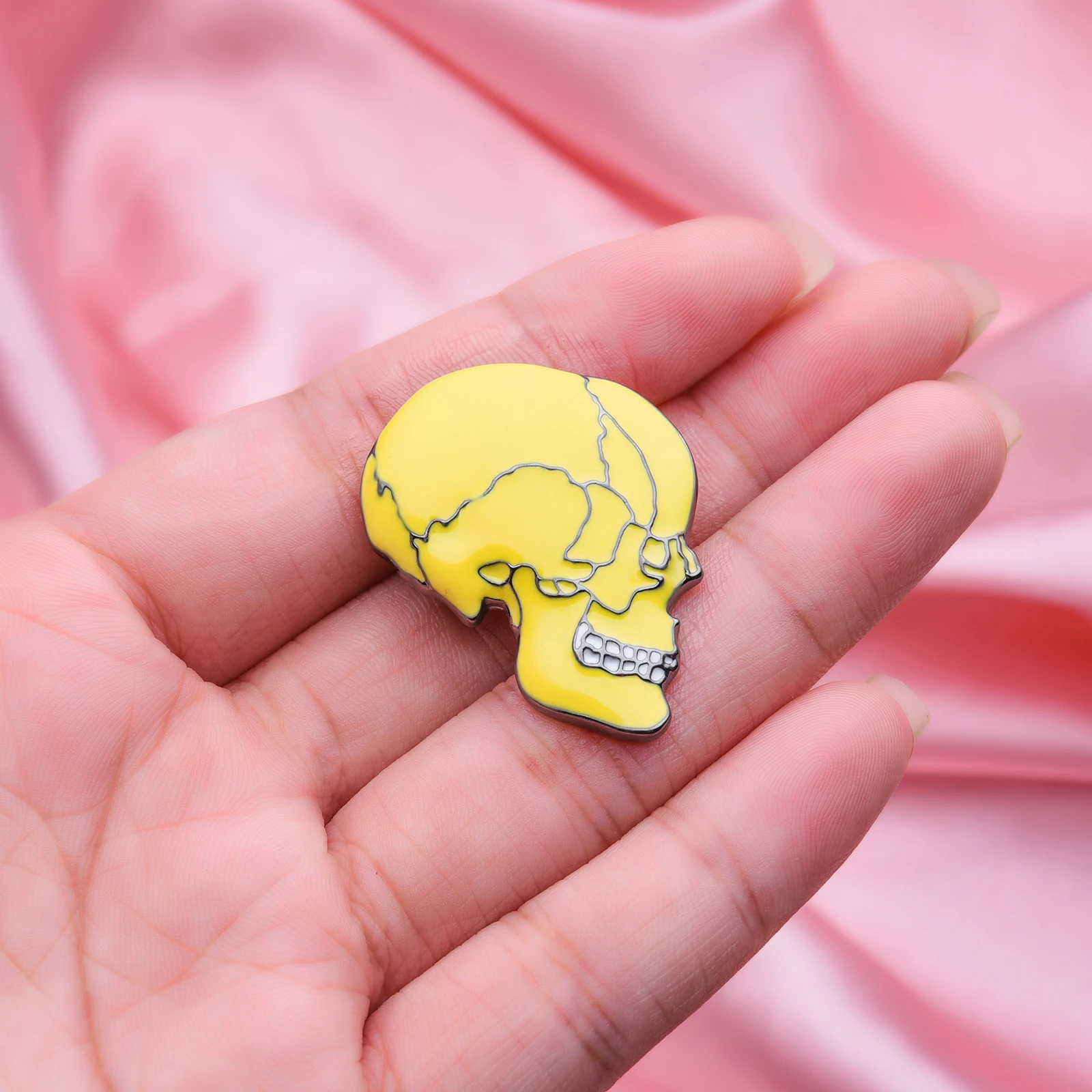 Yellow Skull Brooch Fashion Enamel Head Skeleton Pin Clothing Badge for Medical Neurology Student Graduation Jewelry Gift
Yellow Skull Brooch Fashion Enamel Head Skeleton Pin Clothing Badge for Medical Neurology Student Graduation Jewelry Gift