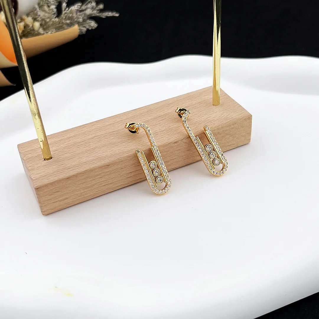 Japanese and Korean versatile movable ball studded zircon U-shaped earrings
Japanese and Korean versatile movable ball studded zircon U-shaped earrings