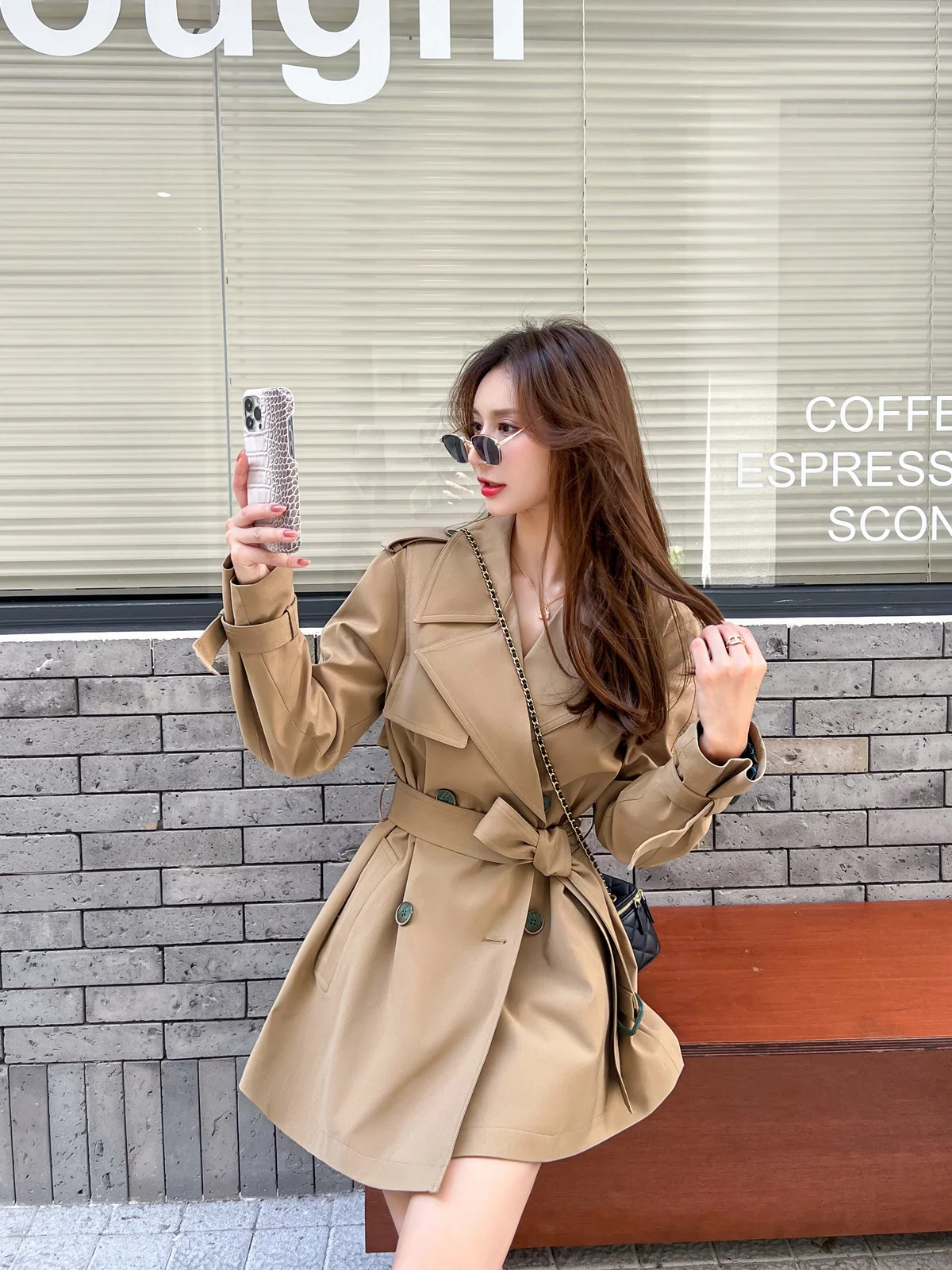 Женская короткая ветровка цвета хаки, Новинка весна-осень 2023, Корейская версия, свободная талия, повседневное пальто в британском стиле для маленьких мужчин
Женская короткая ветровка цвета хаки, Новинка весна-осень 2023, Корейская версия, свободная талия, повседневное пальто в британском стиле для маленьких мужчин