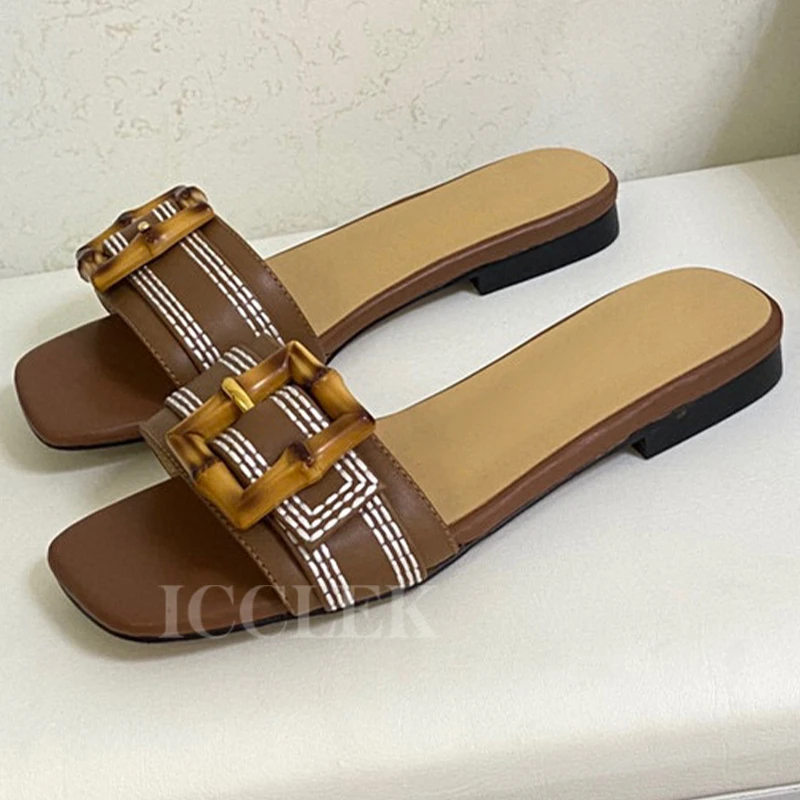 2023 Summer Slippers Female New Square Button Design Sewing Upper Lazy Slippers Open Toe Appear Whitening Ladies Sandals 
2023 Summer Slippers Female New Square Button Design Sewing Upper Lazy Slippers Open Toe Appear Whitening Ladies Sandals