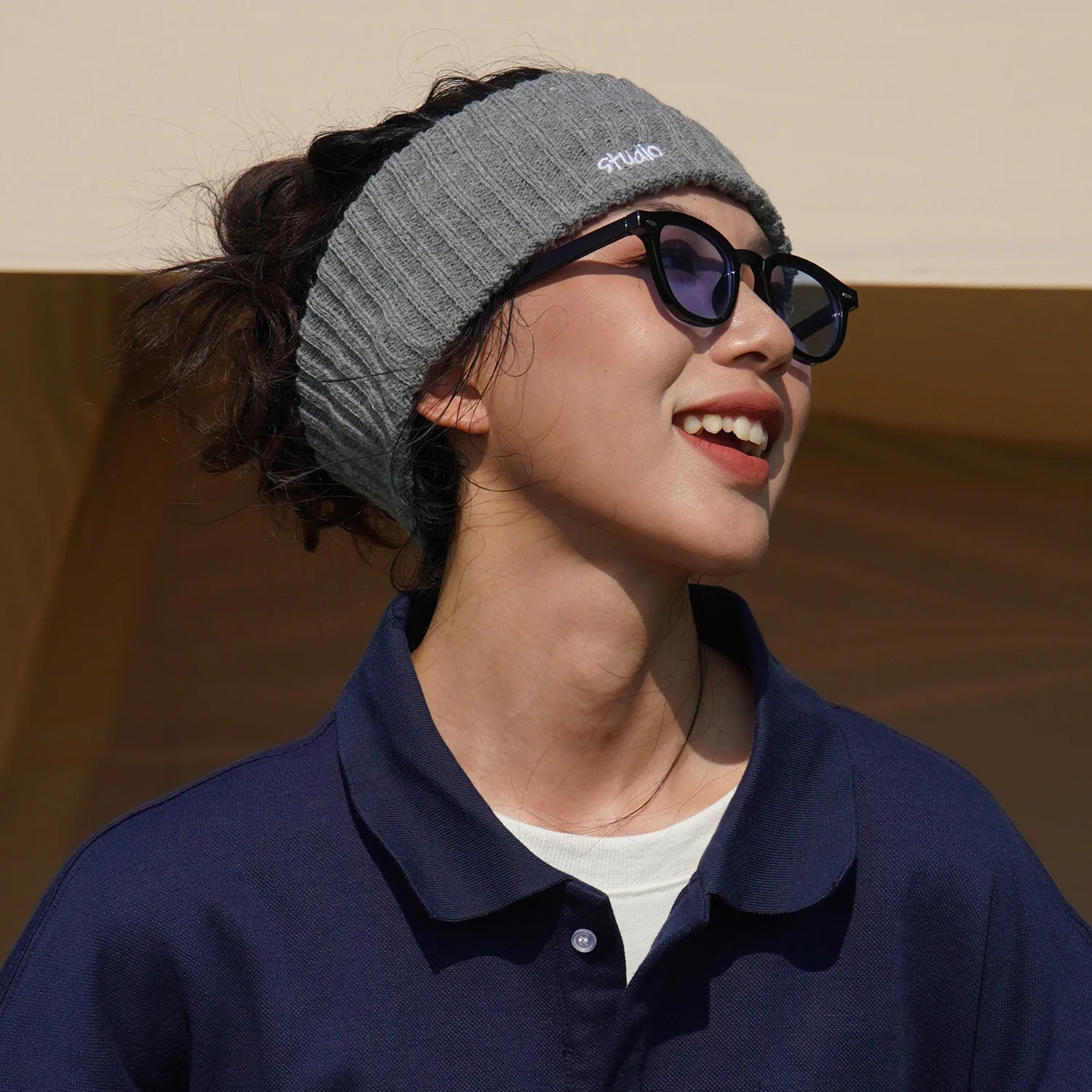 Knitted headband, personalized and versatile for men and women, with wide brims and a minimalist headband trend
Knitted headband, personalized and versatile for men and women, with wide brims and a minimalist headband trend