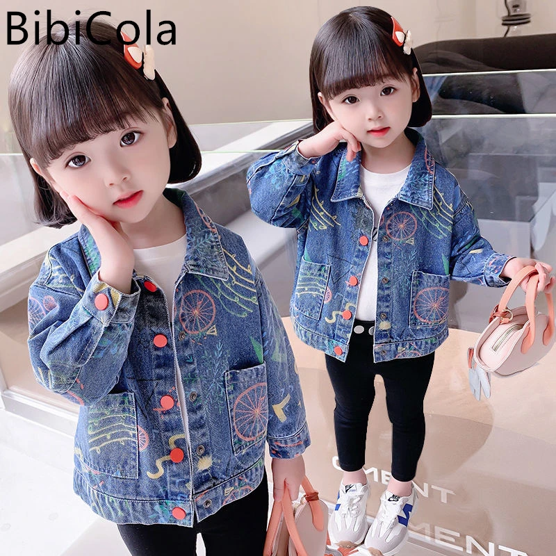 Джинсовая куртка с принтом граффити для девочек; Модные пальто; Детская одежда; Осенняя одежда для маленьких девочек; Верхняя одежда; Джинсо... 
Джинсовая куртка с принтом граффити для девочек; Модные пальто; Детская одежда; Осенняя одежда для маленьких девочек; Верхняя одежда; Джинсо...