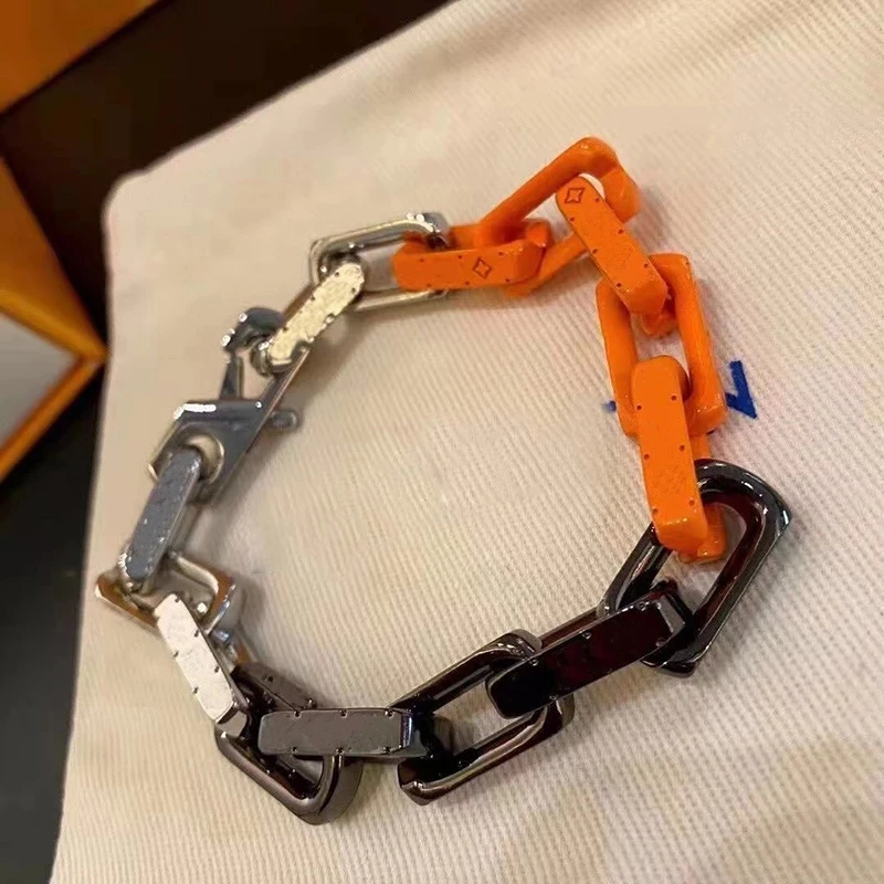 European and American hot seller romantic black Orange V bamboo bracelet men and women couples high quality luxury jewelry 1: 1 lover gift
European and American hot seller romantic black Orange V bamboo bracelet men and women couples high quality luxury jewelry 1: 1 lover gift