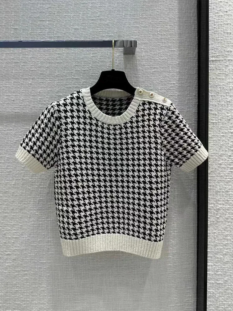 2023 New Women Prefall Classic Casual Fashion Soft Comfortable Black And White Plaid Knitted Short Sleeved Top
2023 New Women Prefall Classic Casual Fashion Soft Comfortable Black And White Plaid Knitted Short Sleeved Top