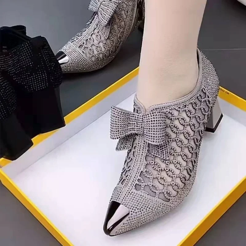 Comfortable Hollow Mesh Shoes Women's New Summer Fashion Rhinestone Square Heel Pointed Toe 43 Zipper Bow Sandals Women Sandalis
Comfortable Hollow Mesh Shoes Women's New Summer Fashion Rhinestone Square Heel Pointed Toe 43 Zipper Bow Sandals Women Sandalis