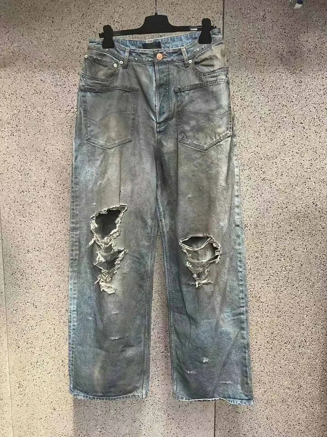 2023 Luxury Ripped Jeans Men Women Loose Fit Reverse Pockets Vintage Dirty Washed Hiphop Men Casual Jeans
2023 Luxury Ripped Jeans Men Women Loose Fit Reverse Pockets Vintage Dirty Washed Hiphop Men Casual Jeans
