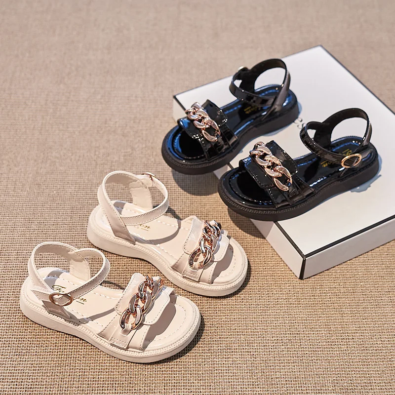 2023 New Brand Designer Chain Summer Girls Sandals All-match Princess Kids Shoes for Girl Sandals Student Shoes Flat Heel G02231 
2023 New Brand Designer Chain Summer Girls Sandals All-match Princess Kids Shoes for Girl Sandals Student Shoes Flat Heel G02231