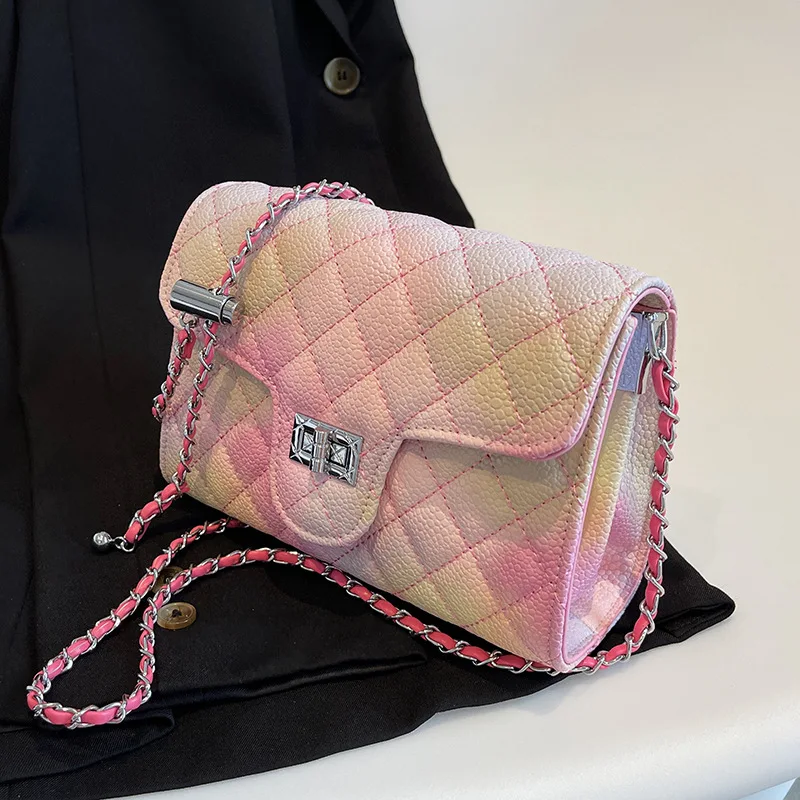 2022 New Fashion Luxury High-quality Diamond Chain Small Square Bag All-match Messenger Bag Gradient Color Bag Female Summer
2022 New Fashion Luxury High-quality Diamond Chain Small Square Bag All-match Messenger Bag Gradient Color Bag Female Summer