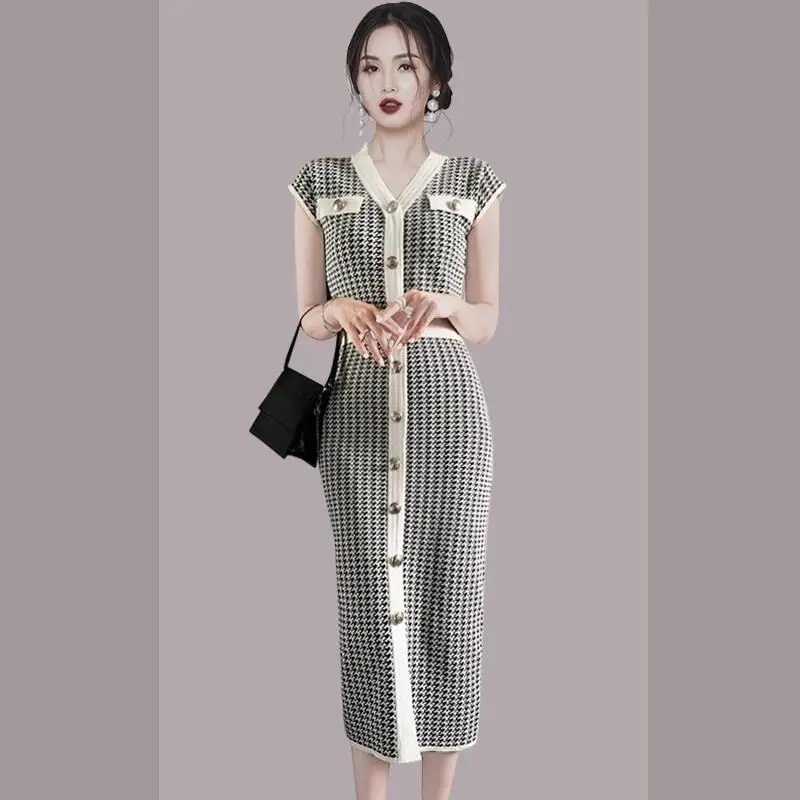 Autumn Women's New Single-breasted Button Decoration Houndstooth V-neck Long Sleeve Knit Dress Over-the-knee Sweater Dress Korea
Autumn Women's New Single-breasted Button Decoration Houndstooth V-neck Long Sleeve Knit Dress Over-the-knee Sweater Dress Korea