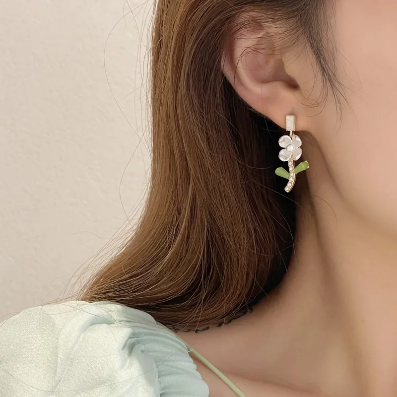 New Sweet Flowers Luxury Earrings Summer Korean Fashion Pearl Earrings Jewelry for Women
New Sweet Flowers Luxury Earrings Summer Korean Fashion Pearl Earrings Jewelry for Women
