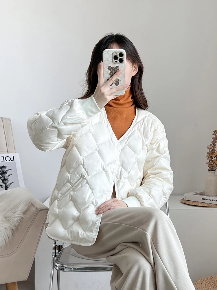2022 New Short Down Jackets Female Chic Autumn Winter V-neck Argyle Coats Loose Bread Students White Duck Down Clothes A117
2022 New Short Down Jackets Female Chic Autumn Winter V-neck Argyle Coats Loose Bread Students White Duck Down Clothes A117