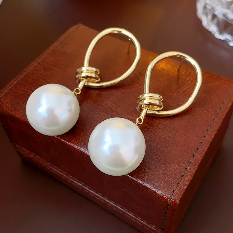 Hollow Out Metallic Knot Pearl Earrings For Women 2023 New Personality Simple Fashion Brincos
Hollow Out Metallic Knot Pearl Earrings For Women 2023 New Personality Simple Fashion Brincos