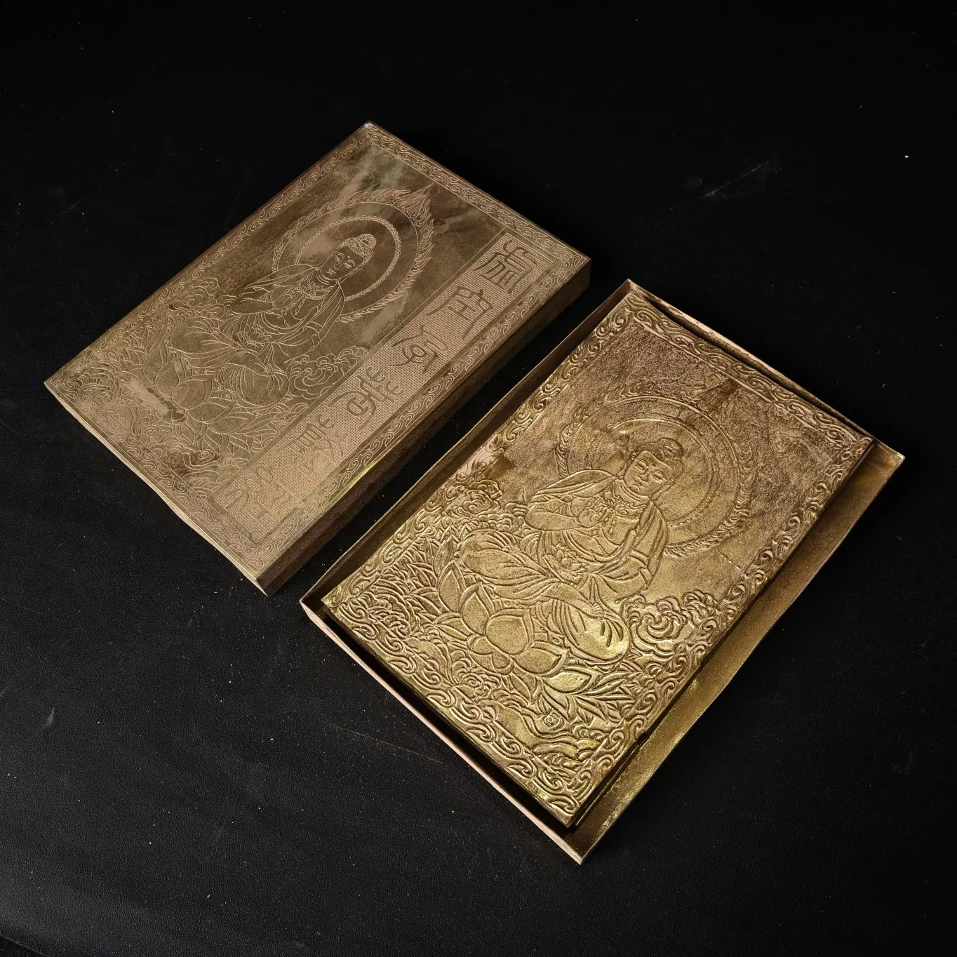 8" Tibetan Temple Collection Old Bronze Gilt Great Sun Tathagata Buddha Scripture 14 pages Box chanting Dharma Town house
8" Tibetan Temple Collection Old Bronze Gilt Great Sun Tathagata Buddha Scripture 14 pages Box chanting Dharma Town house