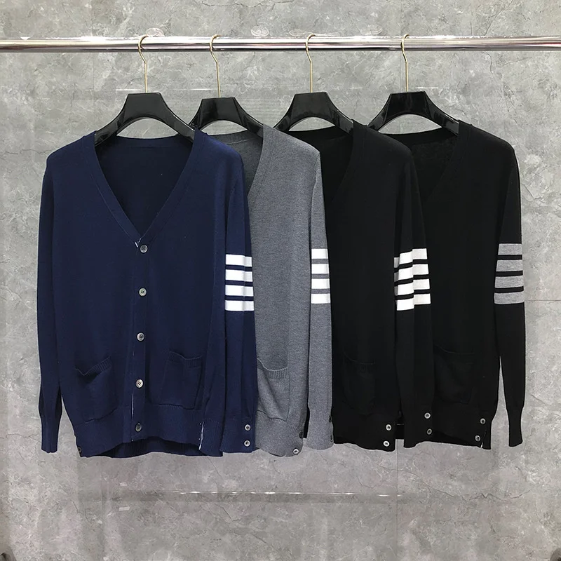 THOM TB 2023 Fashion Brand Sweaters Men Women Slim V-Neck Cardigans Clothing Striped Cotton Wool Spring and Autumn Casual Coat
THOM TB 2023 Fashion Brand Sweaters Men Women Slim V-Neck Cardigans Clothing Striped Cotton Wool Spring and Autumn Casual Coat
