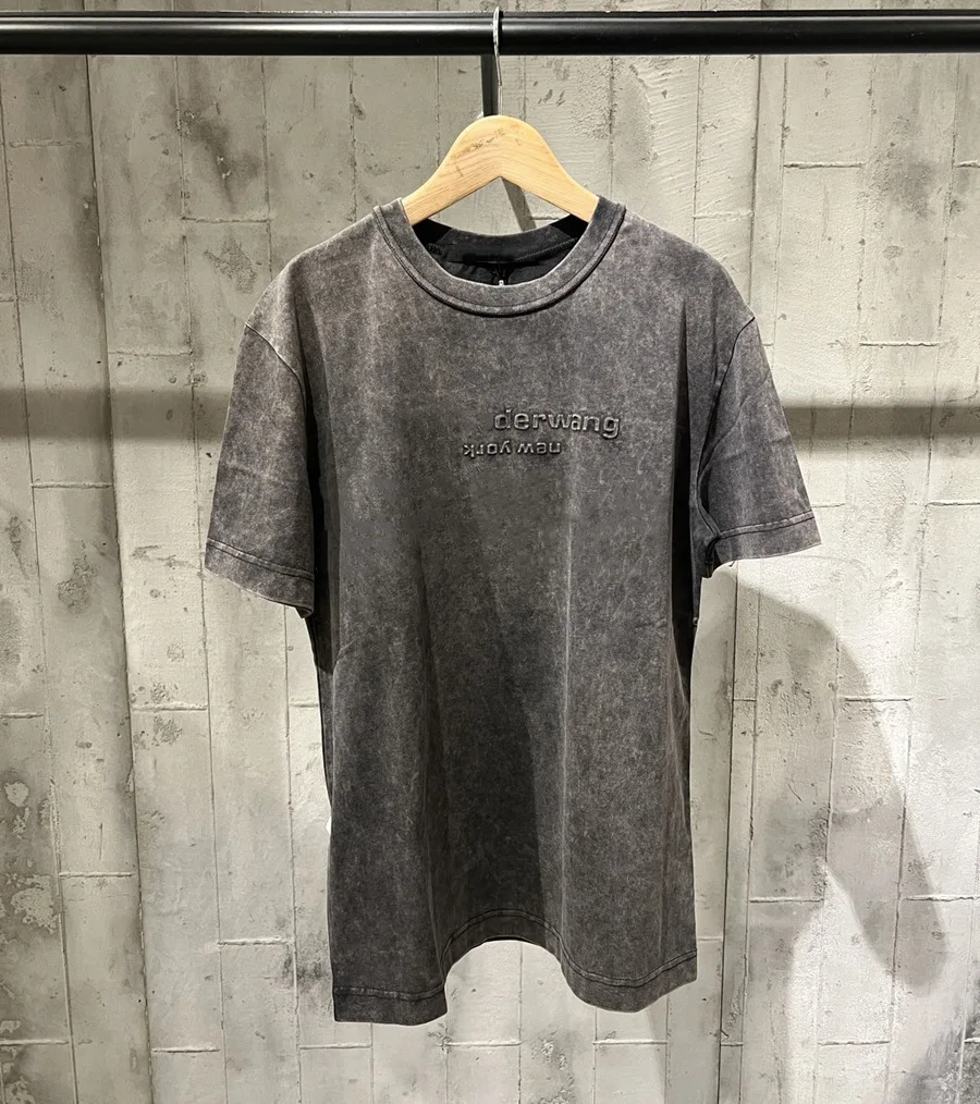 2023 spring and summer new men's and women's same letter embossed round neck loose short-sleeved washed old T-shirt wang
2023 spring and summer new men's and women's same letter embossed round neck loose short-sleeved washed old T-shirt wang
