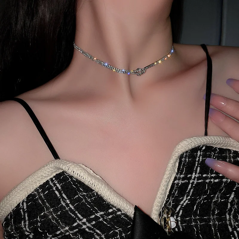 Diamond inlaid cold wind clavicle chain women's simple temperament neck band design sense net red necklace hip hop fashion
Diamond inlaid cold wind clavicle chain women's simple temperament neck band design sense net red necklace hip hop fashion