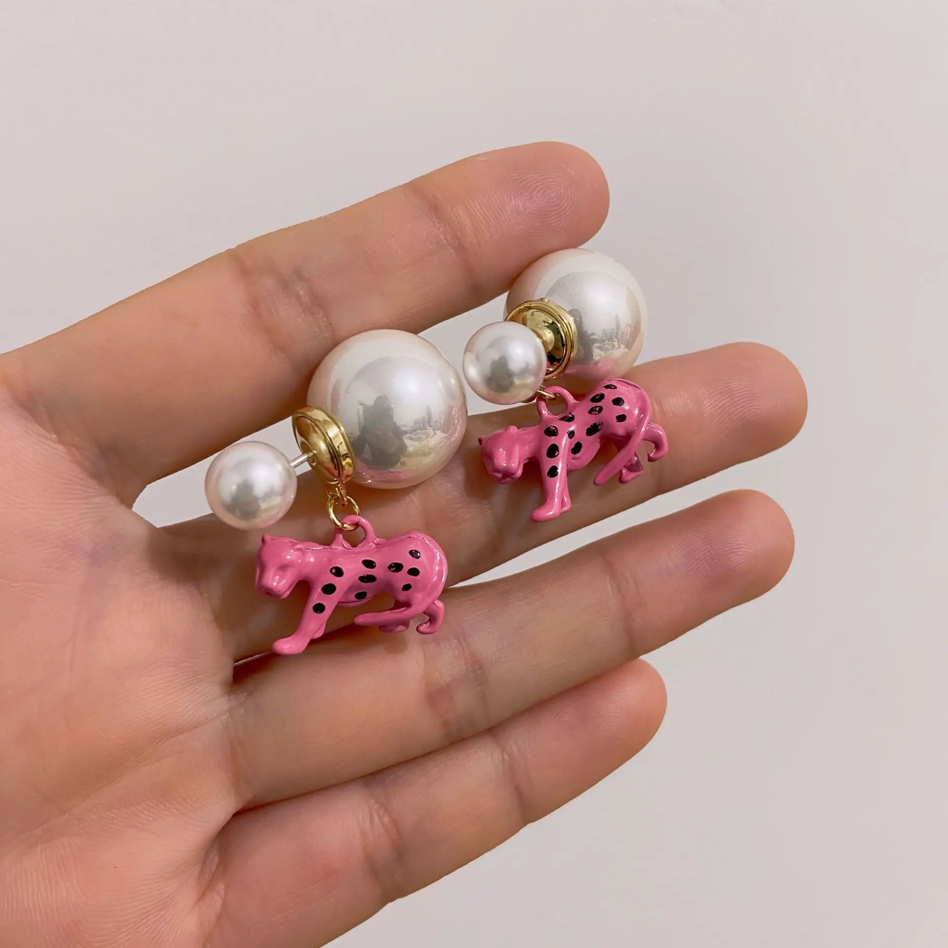 Pink Leopard Pattern Pendant Pearl Women's Earrings S925 Silver Earrings Luxury Fashion Jewelry Girlfriend Gift Gold Earrings
Pink Leopard Pattern Pendant Pearl Women's Earrings S925 Silver Earrings Luxury Fashion Jewelry Girlfriend Gift Gold Earrings