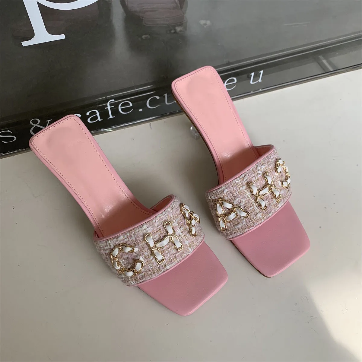 Женские шлепанцы без застежки, уличные классические сандалии на высоком тонком каблуке, с квадратным носком, лето 2023
Женские шлепанцы без застежки, уличные классические сандалии на высоком тонком каблуке, с квадратным носком, лето 2023