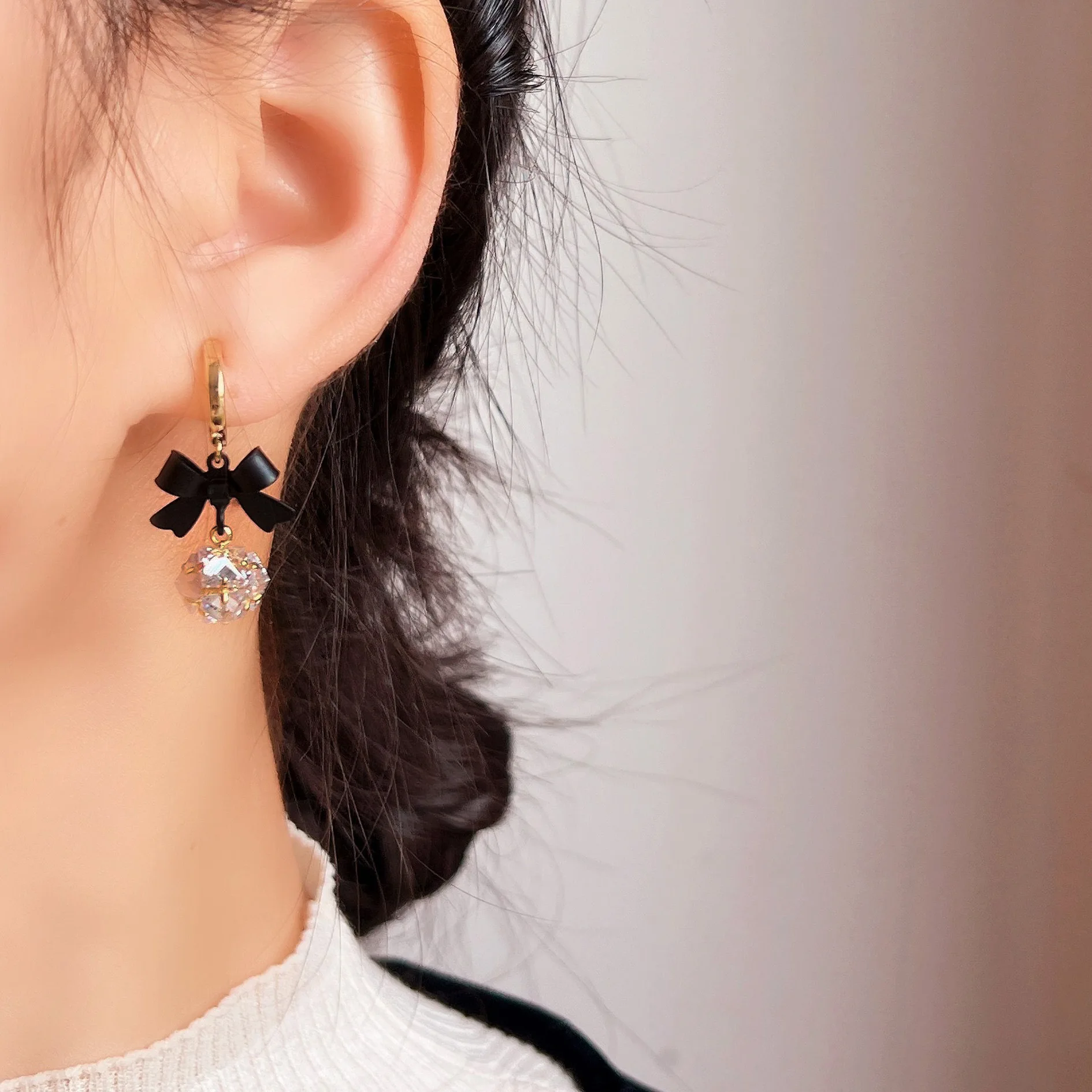 Fashion Korean black bow earrings retro zircon mosquito coil ear clip female earrings banquet jewelry gift wholesale hot sale
Fashion Korean black bow earrings retro zircon mosquito coil ear clip female earrings banquet jewelry gift wholesale hot sale