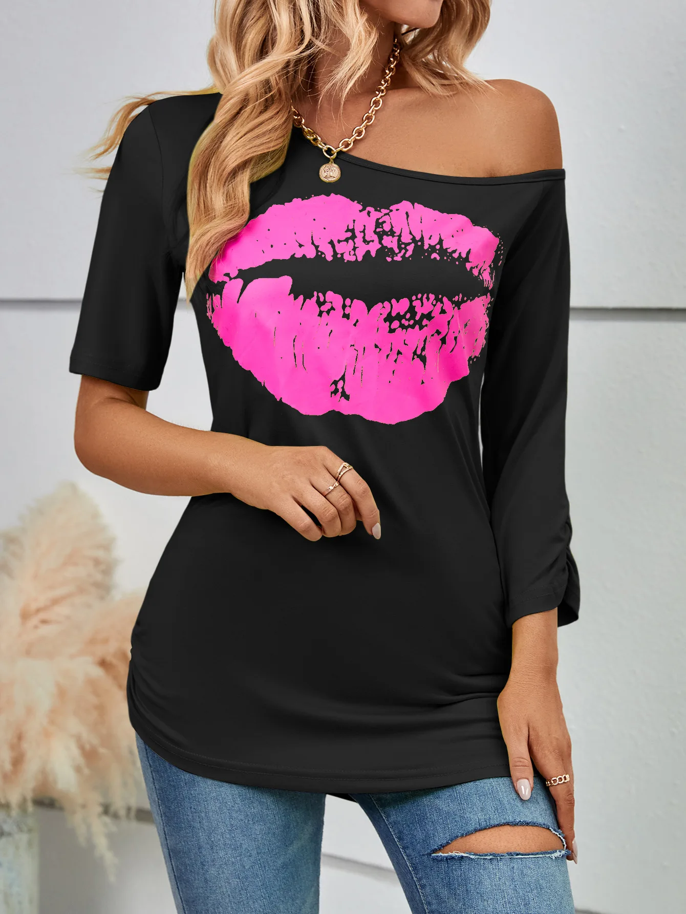 2023 Summer Women Sexy Sloping Shoulder Tops Irregular Sleeve Length Fashion Slim Tops Lips Printed Loose Long Ladies T-shirts
2023 Summer Women Sexy Sloping Shoulder Tops Irregular Sleeve Length Fashion Slim Tops Lips Printed Loose Long Ladies T-shirts