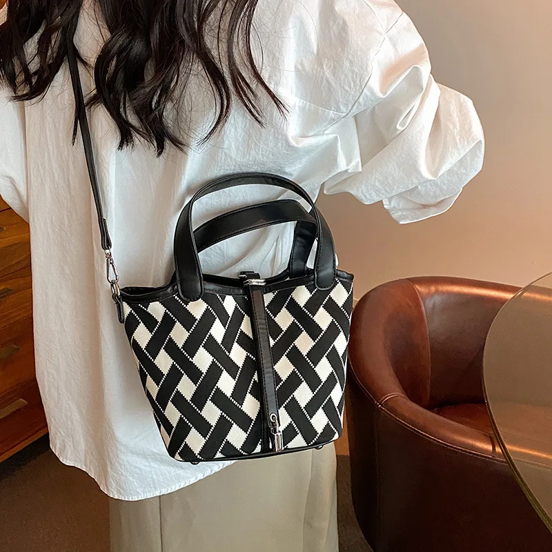 Simple Contrasting Portable Crossbody Bag Retro Black White Diamond Lattice Bucket Shoulder Bags Canvas Commuter Handbag Casual
Simple Contrasting Portable Crossbody Bag Retro Black White Diamond Lattice Bucket Shoulder Bags Canvas Commuter Handbag Casual