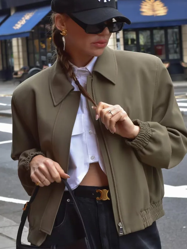 Куртка-бомбер женская осенняя с длинным рукавом и карманами
Куртка-бомбер женская осенняя с длинным рукавом и карманами