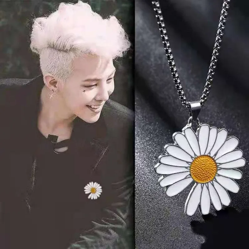 

2022 Korean Wave New GD with the Same Daisy Lightning Necklace Stainless Steel Pendant Accessories Celebrity Jewelry Couple Gift