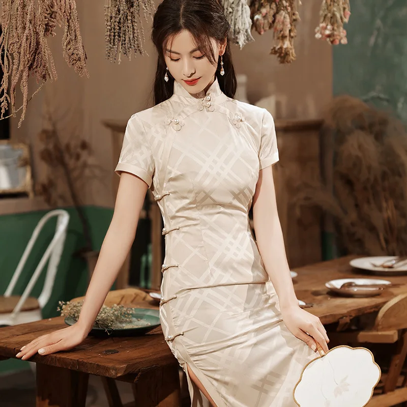 2022 New Female Elegant Cheongsam Retro Temperament Young Girls Dress Improved Qipao Modern Women Sexy Chinese Traditional Dress
2022 New Female Elegant Cheongsam Retro Temperament Young Girls Dress Improved Qipao Modern Women Sexy Chinese Traditional Dress