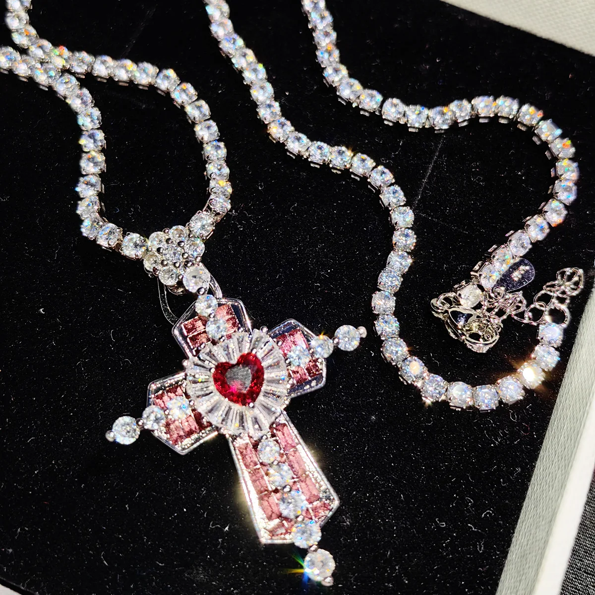 Foydjew Retro Gothic Style Cross Pendant Necklaces Heart Shape Simulation Red Diamond Ruby Silver Color Necklace For Women Girl
Foydjew Retro Gothic Style Cross Pendant Necklaces Heart Shape Simulation Red Diamond Ruby Silver Color Necklace For Women Girl