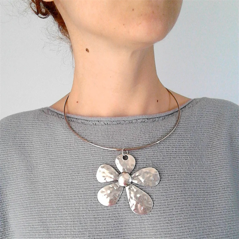 Ethnic Style Exaggerated Flowers Hollow Retro Heart-shaped Rose Pendant Necklaces for Women Creative Party Jewelry Accessories
Ethnic Style Exaggerated Flowers Hollow Retro Heart-shaped Rose Pendant Necklaces for Women Creative Party Jewelry Accessories