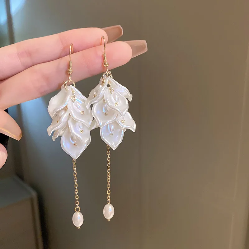 French super fairy design sense of pearl petal tassel ear hook girls versatile summer new earrings
French super fairy design sense of pearl petal tassel ear hook girls versatile summer new earrings