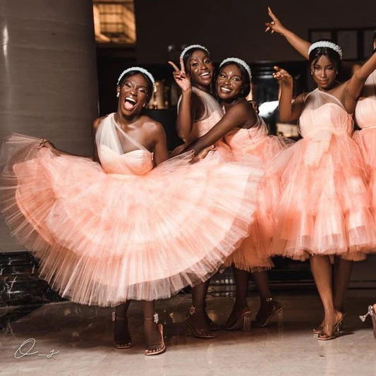 Cheap Tulle One Shoulder Bridesmaid Dresses Extra Puffy Knee Length Sweetheart Ruffles Aso Ebi Wedding Guest Dress Custom Made 
Cheap Tulle One Shoulder Bridesmaid Dresses Extra Puffy Knee Length Sweetheart Ruffles Aso Ebi Wedding Guest Dress Custom Made