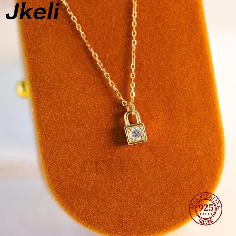 Jkeli S925 Sterling silver Necklace Single drill Small lockhead pendant Light luxury and high sense Collarbone chain girl Gift
Jkeli S925 Sterling silver Necklace Single drill Small lockhead pendant Light luxury and high sense Collarbone chain girl Gift