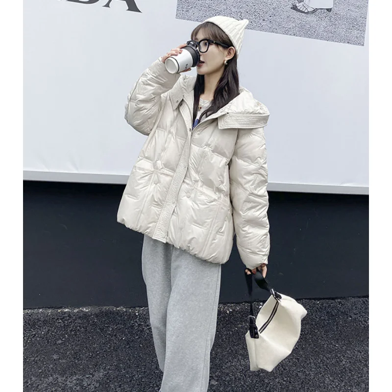 Короткий пуховик для женщин, белый утиный пух 90, теплая куртка, толстое пальто с капюшоном, чувство дизайна с прижимным клеем, зимняя Новинка 202
Короткий пуховик для женщин, белый утиный пух 90, теплая куртка, толстое пальто с капюшоном, чувство дизайна с прижимным клеем, зимняя Новинка 202